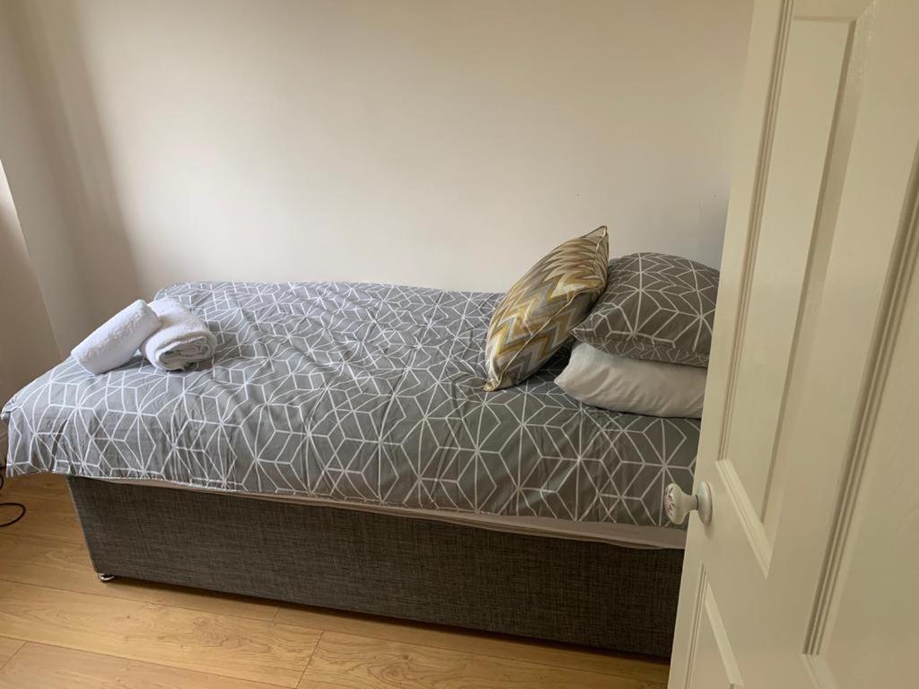 Big 5 Bedroom House In Biddenham With 3 Bathrooms Exteriör bild