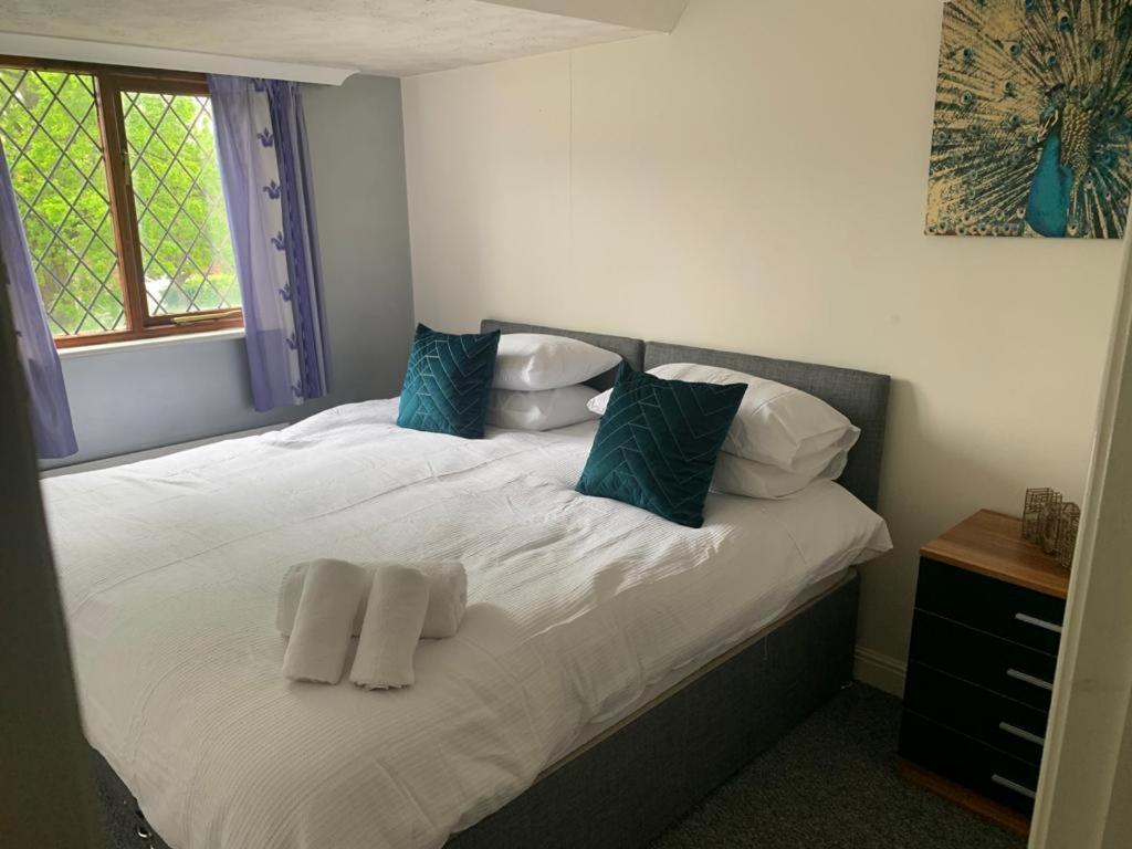 Big 5 Bedroom House In Biddenham With 3 Bathrooms Exteriör bild