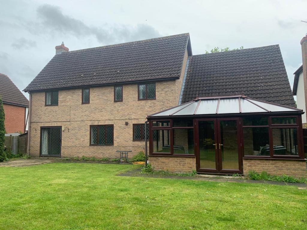 Big 5 Bedroom House In Biddenham With 3 Bathrooms Exteriör bild