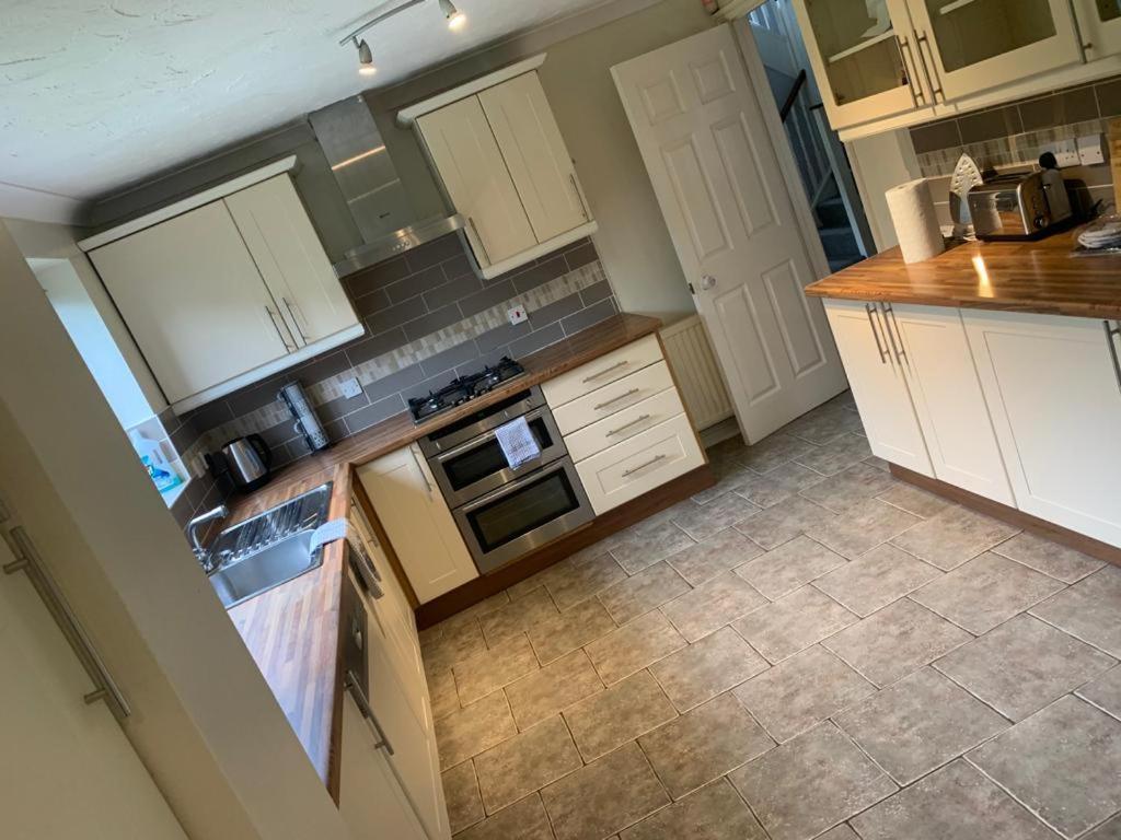 Big 5 Bedroom House In Biddenham With 3 Bathrooms Exteriör bild