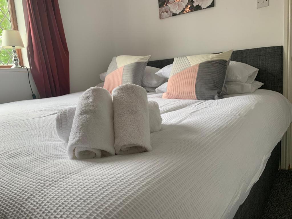 Big 5 Bedroom House In Biddenham With 3 Bathrooms Exteriör bild