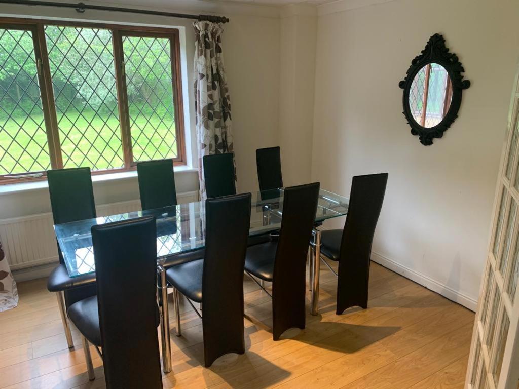 Big 5 Bedroom House In Biddenham With 3 Bathrooms Exteriör bild
